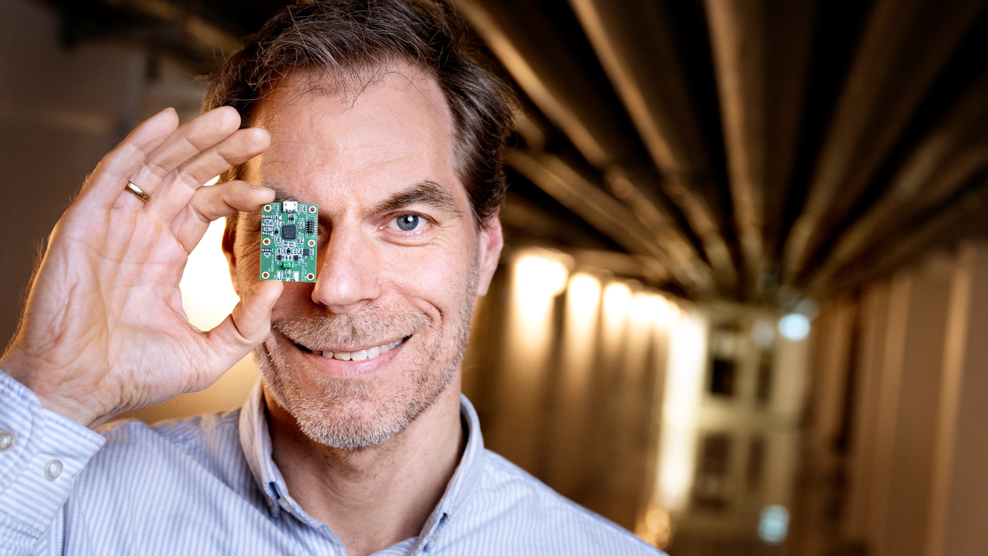 Professor Ulrik Lund Andersen fra DTU viser den seneste version af en kvantemekanisk tilfældighedsgenerator, som skal ned i chipstørrelse for at kunne indgå i elektronikken på mobiltelefoner.